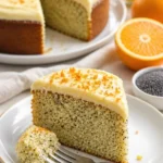 Leckerer Orangen-Mohnkuchen auf einem Teller, dekoriert mit Orangenscheiben.