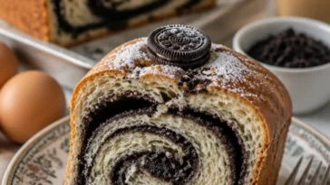 Oreo-Creme-Brot mit Schokoladeneinlage auf einem Teller