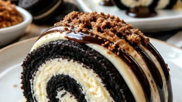 Oreo Käsekuchen in Form einer Sushi Rolle, ein kreatives Dessert.