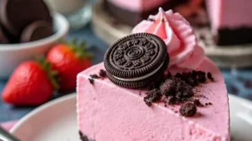 Oreo-Käsekuchen mit einer leckeren Schicht aus Oreo-Keksen und cremiger Füllung.