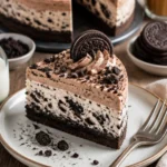 Leckere Oreo-Torte mit Schokoladenkeksen und Cremefüllung