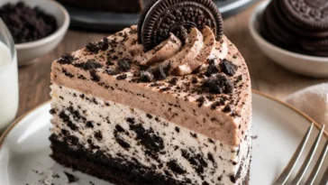 Leckere Oreo-Torte mit Schokoladenkeksen und Cremefüllung