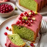 Leckerer Pistazien-Rosen-Kuchen mit bunten Rosen und Pistazien dekoriert.