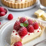 Reiche weiße Schokoladenmousse-Tarte auf einem eleganten Dessertteller