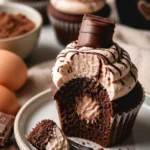 Saftige Kinder Bueno Cupcakes mit Schokoladenglasur und Kinder Bueno Stückchen