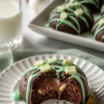 Schoko-Minz-Cookies frisch gebacken mit Schokoladestücken und Minzgeschmack