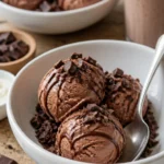 Schokoladen-Joghurt-Eis mit griechischem Joghurt auf einem Teller serviert