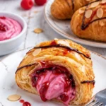 Schokoladenglasierte Buttercroissants auf einem Teller