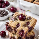 Schokoladenkeks-Kirschriegel mit Kirschen und Schokolade
