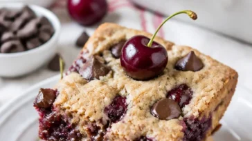 Schokoladenkeks-Kirschriegel mit Kirschen und Schokolade