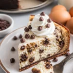 Schokoladenkeksteig-Käsekuchen mit frischer Schokolade und Käsekuchenfüllung