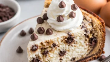 Schokoladenkeksteig-Käsekuchen mit frischer Schokolade und Käsekuchenfüllung