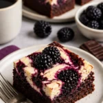 Schwarzbeer-Käsekuchen-Brownies mit frischen Beeren und Käsekuchen-Textur