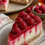 Sommerkuchen mit Himbeeren und Schmand auf einem Teller