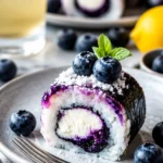Leckeres Dessert-Sushi mit Früchten und süßen Zutaten auf einem Teller