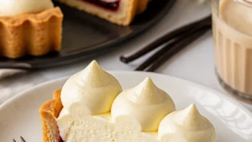 Leckere Vanille-Bohnen-Pastete-Creme-Tarte auf einem Teller