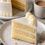 Leckere Vanilletorte auf einem Holzbrett mit frischen Früchten dekoriert.