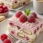 Weiße Schokoladen-Himbeer-Tiramisu Dessert auf einem Teller serviert