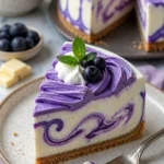 Weißer Schokoladen Cheesecake mit Blaubeeren dekoriert auf einem Teller