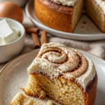 Saftiger Zimtschneckenkuchen mit Zimt-Zucker-Füllung auf einem Teller