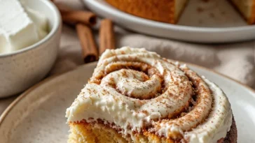 Saftiger Zimtschneckenkuchen mit Zimt-Zucker-Füllung auf einem Teller