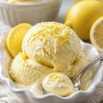 Zitronen gefrorener Joghurt in einer Schale mit frischen Zitronen