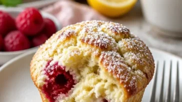Zitronen-Himbeer-Muffins mit weißer Schokolade auf einem Teller