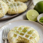 Almond Shortbread Keks mit Limettenfüllung auf einem Teller serviert