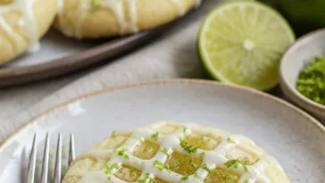 Almond Shortbread Keks mit Limettenfüllung auf einem Teller serviert