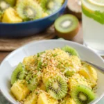 Ananas-Kiwi-Salat mit frischen Früchten und Minze