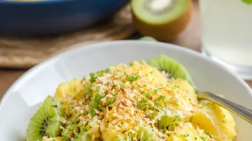 Ananas-Kiwi-Salat mit frischen Früchten und Minze