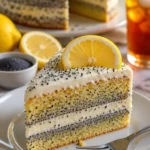 Bester Zitronen-Mohnkuchen mit Glasur auf einem eleganten Teller