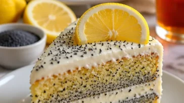 Bester Zitronen-Mohnkuchen mit Glasur auf einem eleganten Teller