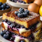 Blaubeer-Cheesecake-gefüllter French Toast mit frischen Blaubeeren und Puderzucker