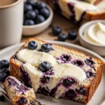 Leckeres Blaubeer-Frischkäse-Brot auf einem Tisch serviert.