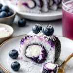 Blaubeer-Käsekuchen-Sushi-Rollen auf einem Teller