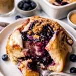 Blaubeermuffin-Zimtschnecken frisch aus dem Ofen