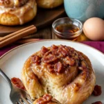 Bourbon-Ahornspeck-Zimtschnecken frisch aus dem Ofen