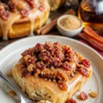 Bourbon-Maple-Bacon-Zimtschnecken, frisch gebacken mit Speck und Ahornsirup