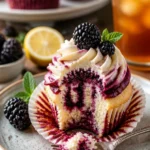 Brombeer-Schnecken-Cupcakes mit frischen Beeren und Zuckerglasur