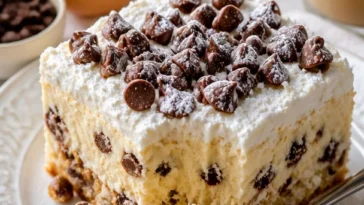 Leckerer Cannoli Käsekuchen Riegel auf einem Teller serviert