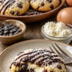 Leckere Cannoli-Kekse auf einem schönen Teller serviert