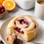 Frische Cranberry-Orange-Zimtschnecken auf einem Teller