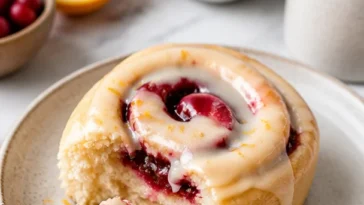 Frische Cranberry-Orange-Zimtschnecken auf einem Teller