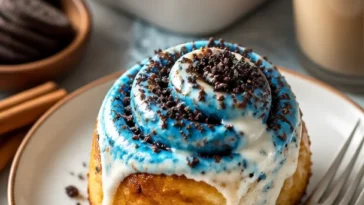 Cremige Oreo Zimtschnecken mit Sahne und Schokoladengeschmack
