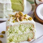Dekadenter Kokosnuss-Pistazien-Puddingkuchen auf einem Teller