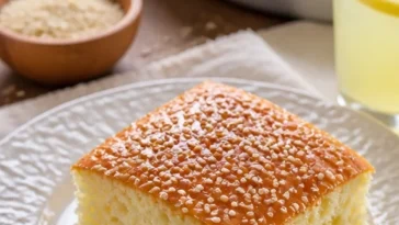 Zitronen-Mutterkuchen auf einem Tisch mit frischen Zitronen