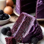 Saftiger Brombeer-Velvet-Kuchen auf einem Teller serviert
