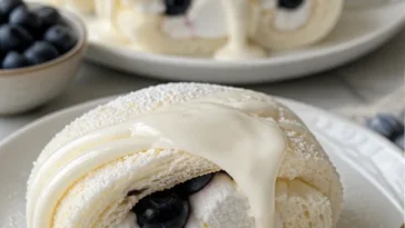 Bunte Dessert-Sushi-Sandwiches auf einem Teller
