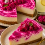 Drachenfrucht Käsekuchen mit einer bunten Drachenfrucht-Dekoration